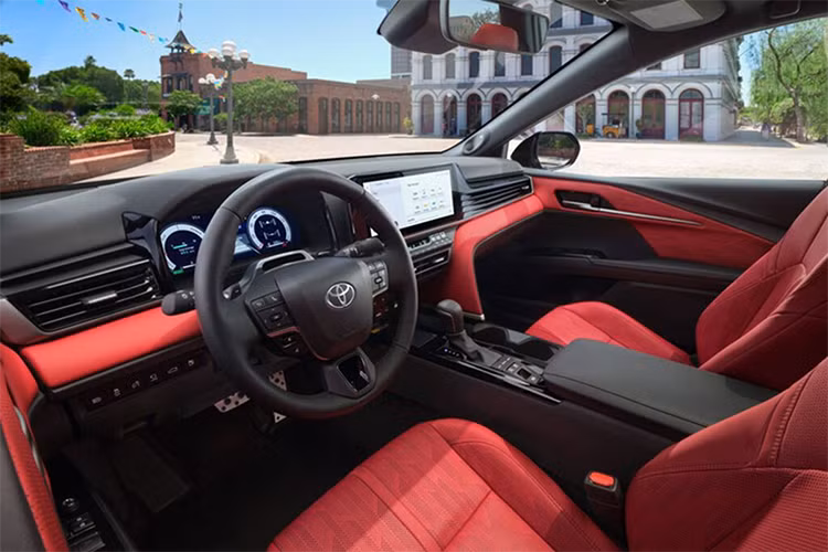 Nội thất Toyota Camry 2025 được nâng cấp đáng kể so với thế hệ trước. Các trang bị tiêu chuẩn trên mẫu sedan này bao gồm đồng hồ kỹ thuật số 7 inch, màn hình thông tin giải trí 8 inch, điều hòa tự động hai vùng độc lập, tính năng khởi động xe không cần khóa, sạc điện thoại không dây,...