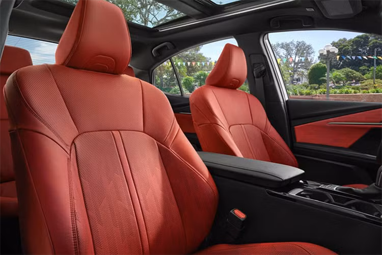 Toyota Camry hybrid 2025 bản SE có bàn đạp nhôm, lẫy chuyển số gắn vô lăng, tản nhiệt lưới tổ ong đen, cánh gió đồng màu thân, bộ khuếch tán gió sau, ống xả kép và huy hiệu Camry đen. Nâng cấp lên các phiên bản cao hơn là XSE và XLE, xe có màn hình kép 12,3 inch, la-zăng 19 inch, ghế sưởi, kính cách âm, đèn nền và chìa khóa thông minh.