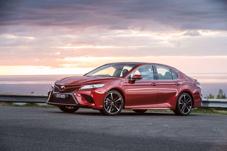Ngoại thất của Camry 2018 trông mạnh mẽ hơn với thanh chắn bùn tái thiết kế. Đặc biệt hơn, với nâng cấp ở đèn pha và hệ thống ngừa va chạm trước, Toyota Camry đã nhận được đánh giá đạt chuẩn an toàn cao nhất. 
