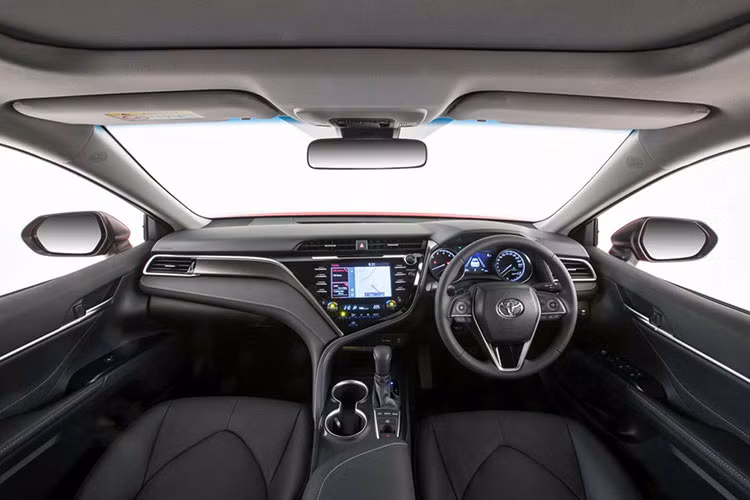 Nội thất của Camry 2018 cũng được làm mới hoàn toàn tập trung nhiều hơn về tính cao cấp và một hệ thống thông tin giải trí tốt hơn. Bảng táp lô với những đường nét uốn lượn phân tách từng khu vực riêng biệt và hướng đến người điều khiển.