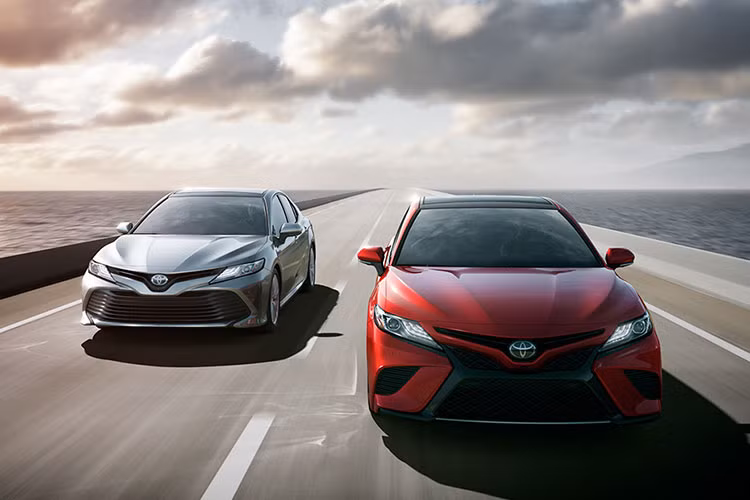Toyota Camry bản 2018, thế hệ thứ 8 đã chính thức ra mắt tại thị trường Australia với mức giá khởi điểm từ 27.690 USD (tương đương 628 triệu đồng) cho phiên bản Ascent động cơ xăng 4 xy-lanh (tăng 1.200 USD). 