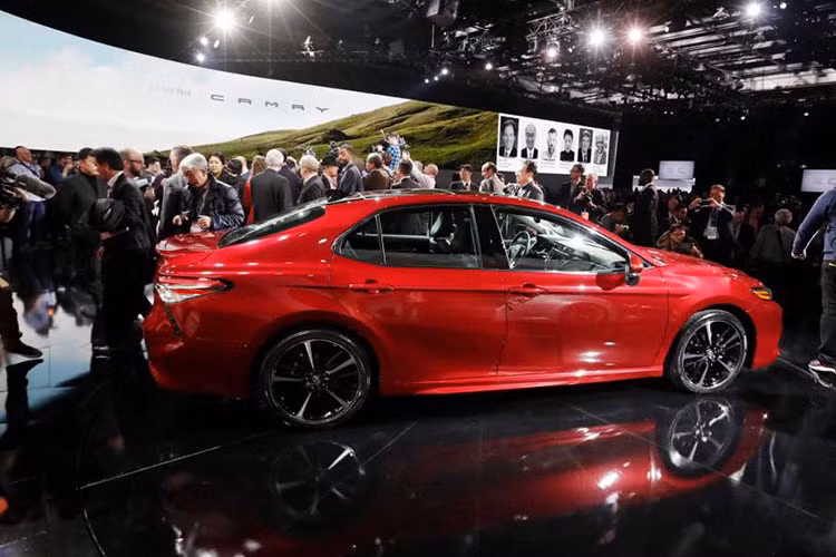 Với thiết kế toàn cầu mới TNGA này, mẫu xe Camry 2018 có kiểu dáng thể thao mạnh mẽ hơn, vị trí ghế lái đã được chỉnh sửa và quan trọng hơn hết là khả năng vận hành của xe trở nên năng động hơn bởi trọng lực trung tâm giảm xuống và độ cứng chống xoắn tăng thêm 30%.