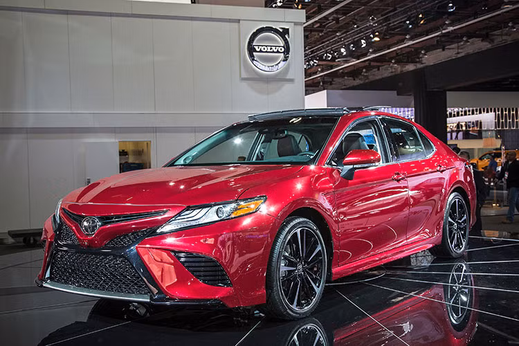 Được nhập khẩu từ Nhật Bản, mẫu xe Toyota Camry 2018 là chiếc sedan đầu tiên sử dụng thiết kế toàn cầu mới (Toyota's New Global Architecture - TNGA). Toyota tuyên bố thiết kế mới đã “thay đổi hoàn toàn cách thức thiết kế, kỹ thuật và trang thiết bị trên các mẫu xe Toyota”.
