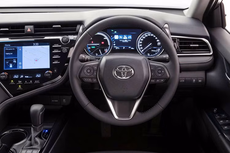 Ghế ngồi bọc da mềm, vô lăng 3 chấu tích hợp các nút điều khiển. Đặc biệt, Camry 2018 còn được trang bị màn hình Head-Up 10 inch đa chức năng, trong khi hệ thống giải trí sử dụng màn hình cảm ứng 8 inch cùng với dàn âm thanh JBL 9 loa cao cấp.