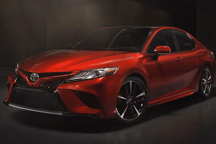 Đã có nhiều thay đổi liên quan đến cơ chế vận hành của mẫu xe sedan Camry 2018 để định vị lại thương hiệu đình đám này trên thị trường. Hệ thống treo trước MacPherson đã được thiết kế lại, tái chế và tạo mới để cải thiện tính ổn định, linh hoạt và chất lượng vận hành của xe. 