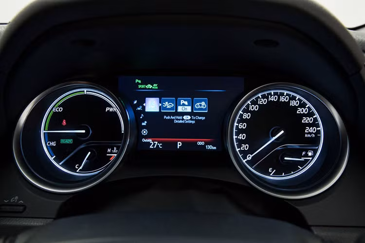 Công nghệ an toàn tiêu chuẩn đáng chú ý của Toyota Camry 2018 gồm có cảnh báo va chạm phía trước, phát hiện người đi bộ, điều khiển hành trình thích ứng, cảnh báo chuyển làn với chức năng hỗ trợ vô lăng, hệ thống phanh tự động sau xe khi có người băng qua, đèn pha tự điều chỉnh độ cao và 10 túi khí.