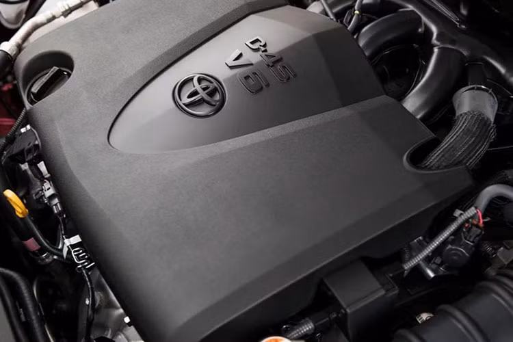 Hãng xe ôtô Toyota cũng đã đưa ra tùy chọn 2 loại động cơ mới cho mẫu xe sedan Camry 2018 bao gồm: động cơ hybrid cải tiến 4 xylanh với hệ thống phun trực tiếp cho công suất lớn hơn và động cơ V6 phun trực tiếp, cả 2 động cơ đều kết hợp với hộp số tự động 8 cấp.