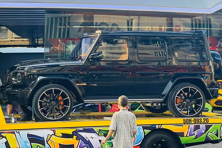 Theo đơn của anh P (ngụ tỉnh Kiên Giang) tố cáo Phan Công Khanh cùng đồng bọn có hành vi chiếm đoạt xe hiệu Brabus 800 Widestar hơn 30 tỷ đồng; BS: 68A-273.50 thông qua việc Khanh mượn xe của anh P để trưng bày tại Showrrom của Khanh trong ngày khai trương (08/6/2023).