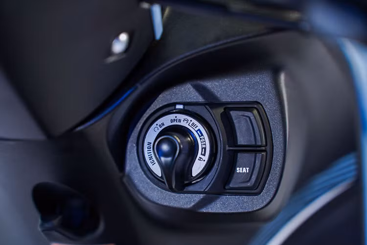 Phiên bản Yamaha Janus 2022 đặc biệt và giới hạn được trang bị hệ thống chìa khóa thông minh (Smart Key) với núm xoay giúp định vị xe, mở/tắt khóa điện, mở/khóa cổ xe, mở yên xe.