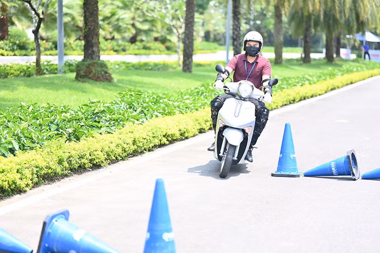 Theo công bố, Yamaha Janus 2022 sẽ chính thức được bán ra thị trường Việt Nam ngay trong nửa cuối tháng 4/2022 này, đây được xem là mẫu xe dành cho đa dạng các bạn trẻ hiện nay và cũng là đối thủ của Honda Vision.