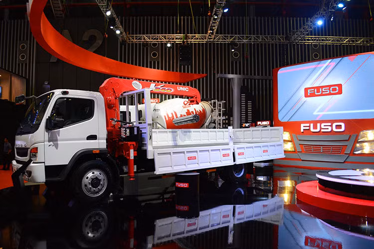 Tại triển lãm VMS năm nay, thương hiệu Fuso quyết định đem đến khu trưng bày độc đáo của mình 4 mẫu xe, bao gồm mẫu xe Fighter FI 12 tấn hoàn toàn mới với chiều dài cơ sở lên đến 4.800mm, dài nhất trong tất cả mẫu xe thuộc phân khúc tải trọng này, đang phục vụ việc vận chuyển thép xây dựng cho các công trình.
