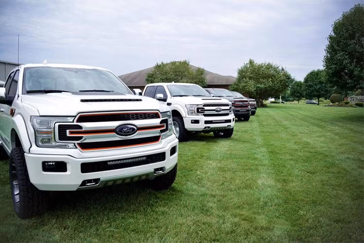 Hãng xe Ford và Harley-Davidson từng cùng nhau tạo ra một phiên bản của mẫu siêu bán tải Ford F-150 đặc biệt cách đây hơn 10 năm. Dù sau đó nó đã ngừng sản xuất nhưng đó vẫn là một trong những mẫu xe vô cùng đáng nhớ của nền công nghiệp ôtô và môtô Mỹ.