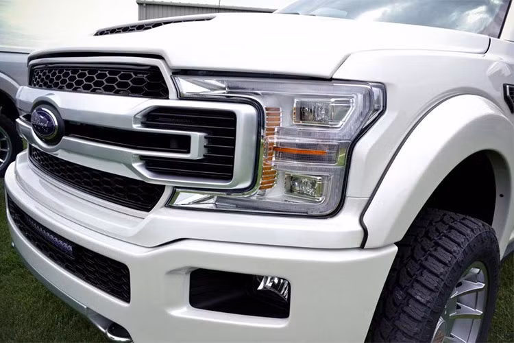 So với phiên bản tiêu chuẩn từng xuất hiện trước đây, mẫu siêu bán tải Ford F-150 Harley-Davidson 2019 có ngoại hình hầm hố hơn rất nhiều. Có được điều này là nhờ trang bị hệ thống treo DBS, giảm xóc Fox và bộ lazăng nhôm 22 inch đi kèm bộ lốp đa địa hình 35 inch.