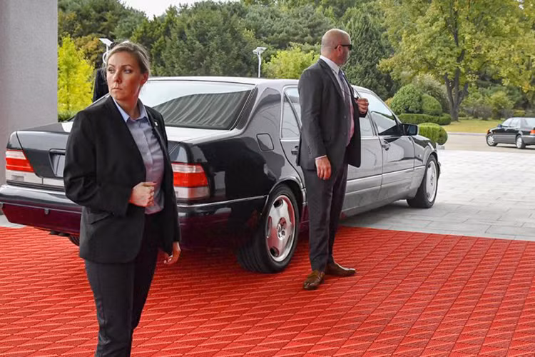 Ông Kim Jong Un rất ưa chuộng thương hiệu xe Mercedes hạng sang. Ông từng sử dụng chiếc S600 Pullman Guard chống đạn khi tới gặp Tổng thống Hàn Quốc Moon Jae In hồi tháng 4/2018, và sau đó hai tháng là cuộc gặp lịch sử với Tổng thống Mỹ Donald Trump tại Singapore.