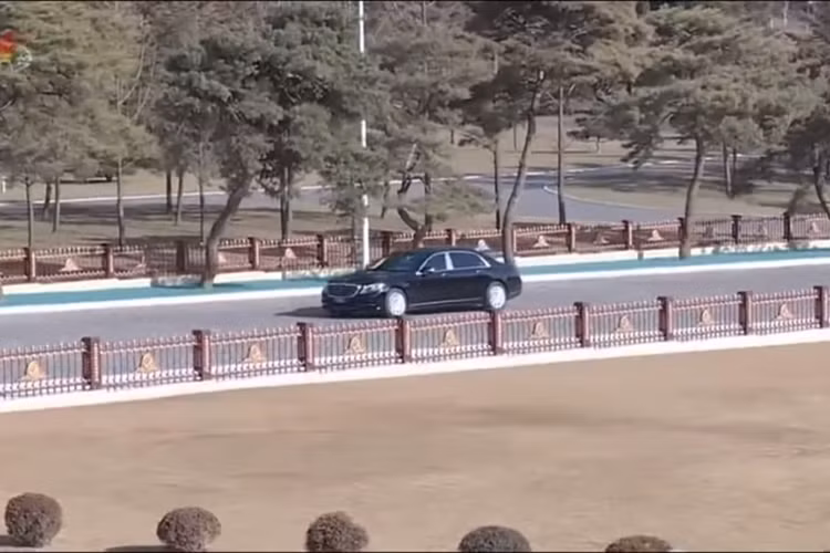 Được phát triển trên chiếc xe siêu sang Mercedes-Maybach S600, chiếc limo chống đạn lần của nhà lãnh đạo Triều Tiên Kim Jong Un đầu xuất hiện trong phóng sự phát trên kênh truyền hình quốc gia KCTV hôm 1/2 vừa qua.