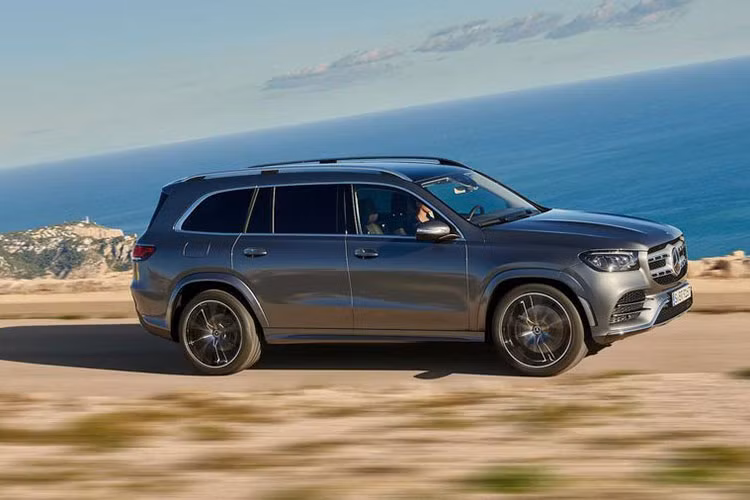 Bù lại, Mercedes-Benz GLS 580 2020 mới sẽ được trang bị động cơ V8 4.0L thay vì đơn vị 3.0L 6 xi-lanh trên 450, phiên bản nào cũng được hỗ trợ thêm bởi hệ thống điện EQ Boost 48V. Với động cơ lớn hơn, GLS 580 2020 mạnh mẽ 483 mã lực và có mô-men xoắn cực đại 700Nm (bản 450 chỉ có 362 mã lực và 500Nm). Công nghệ hybrid EQ Boost cũng giúp chiếc SUV cao cấp có thêm 21 mã lực và 250Nm.