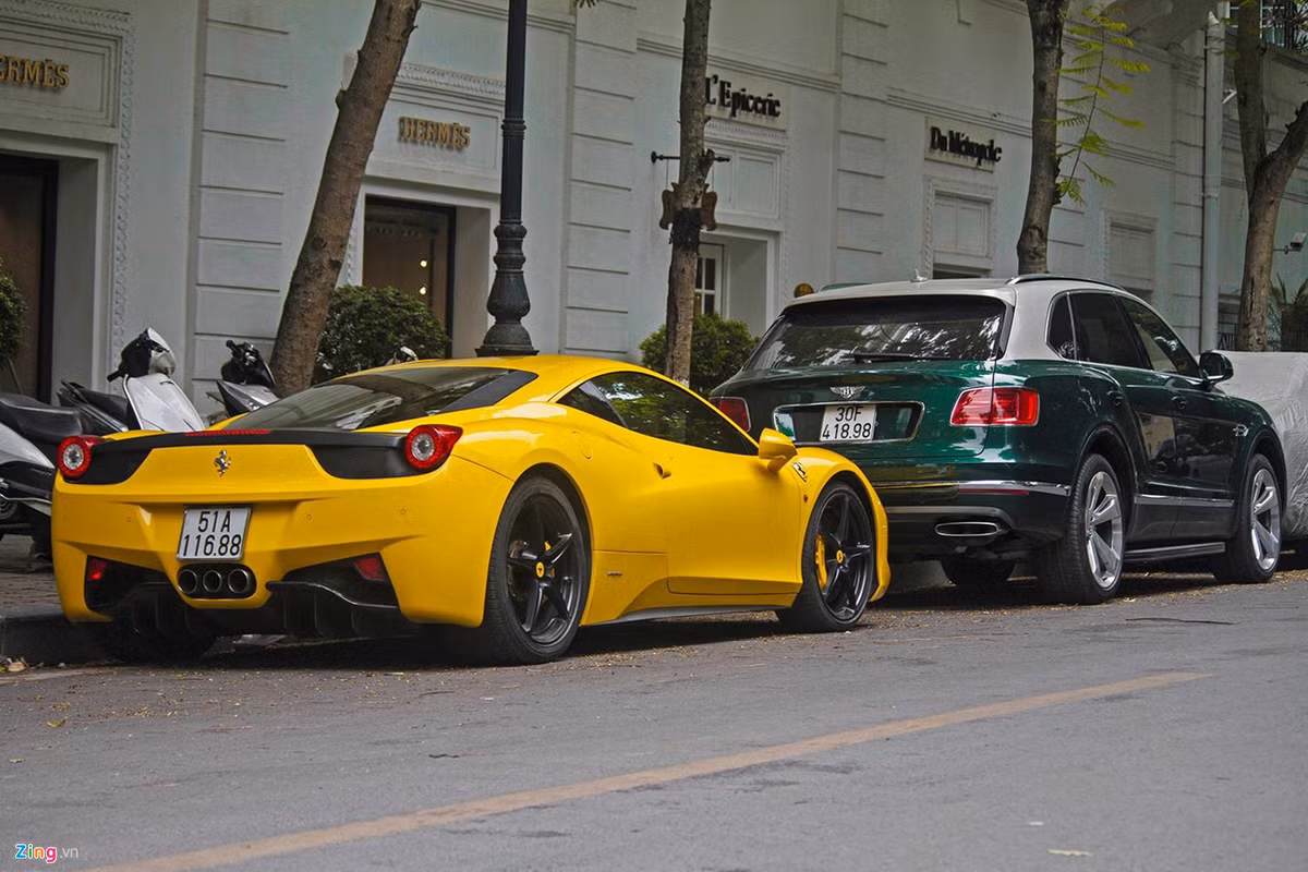 Sau hành trình đó, chiếc 458 Italia này trôi dạt khắp nơi, ra Hà Nội, trở về Sài Gòn, ra Nha Trang và bây giờ lại có mặt tại thủ đô. Theo một số nguồn tin, siêu xe này từng thuộc sở hữu của doanh nhân Nguyễn Quốc Cường (Cường Đô La).