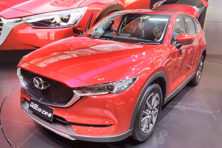 Mẫu xe Mazda CX-5 2017 thế hệ mới sẽ được bán tại thị trường Indonesia với giá khởi điểm tương đương 895 triệu đồng cho phiên bản GT và nâng lên 933 triệu đồng cho phiên bản Elite. Ngoài các màu cơ bản, xe có thêm hai màu sơn đỏ (Soul Red Crystal) hoặc xám (Machine Grey) cao cấp với mức giá cộng thêm khoảng 6,8 triệu đồng.