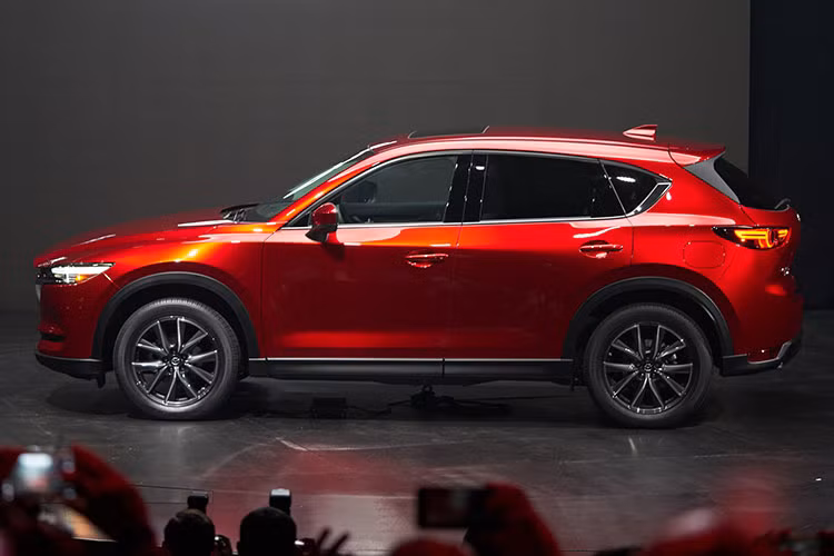 Về tổng thế, mẫu xe CX-5 phiên bản mới sở hữu chiều dài 4.550 mm, rộng 1.840 mm, cao 1.680 mm, và chiều dài cơ sở là 2.700 mm. Diện mạo mới của chiếc xe với những đường nét thiết kế được tinh chỉnh tạo dáng vẻ cứng cáp, hầm hố và khỏe khoắn hơn so với trước đây.