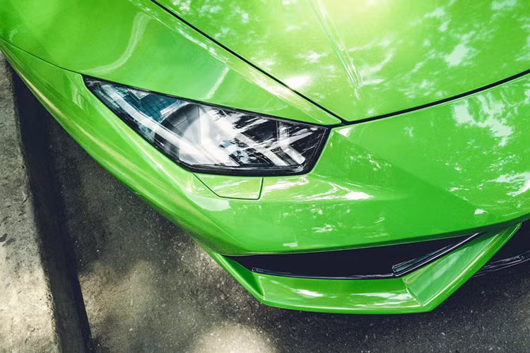 Tại Sài Gòn hiện có tới 3 chiếc Huracan màu xanh chuối Verde Matis. 2 chiếc đã có chủ, còn một chiếc vẫn còn ở showroom. Tuy nhiên, chiếc siêu bò mộng chưa tìm được chủ nhân lại được trang bị nắp kính có thể nhìn thấu khối động cơ bên trong. Chiếc Huracan trong bài này sử dụng nắp động cơ tiêu chuẩn bằng vật liệu tổng hợp, được xếp thành từng nấc.