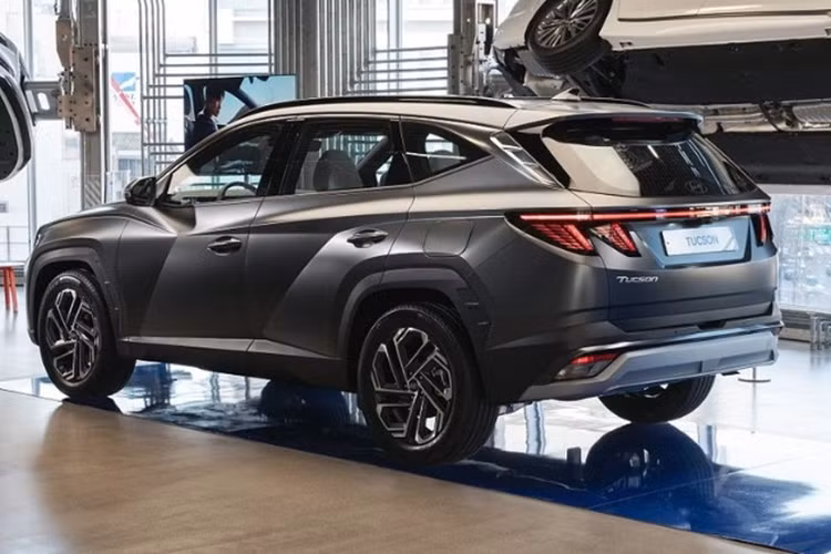 Lựa chọn thứ 2 là máy xăng 2.0L công suất 156 mã lực, mô-men xoắn tối đa 192 Nm, hộp số tự động 6 cấp. Cuối cùng là máy dầu 2.0, sản sinh công suất 186 mã lực, mô-men xoắn tối đa 416 Nm, đi kèm hộp số tự động 8 cấp. Giá xe Hyundai Tucson 2025 chưa hé lộ, bản cũ hiện đang dao động từ 769-919 triệu đồng.