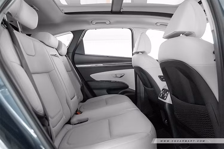 Trong khi đó, Hyundai Tucson hiện hành đang có 3 lựa chọn về động cơ gồm: Máy xăng tăng áp 1.6L, cho công suất 180 mã lực, mô-men xoắn tối đa 265 Nm, hộp số ly hợp kép 7 cấp DCT.