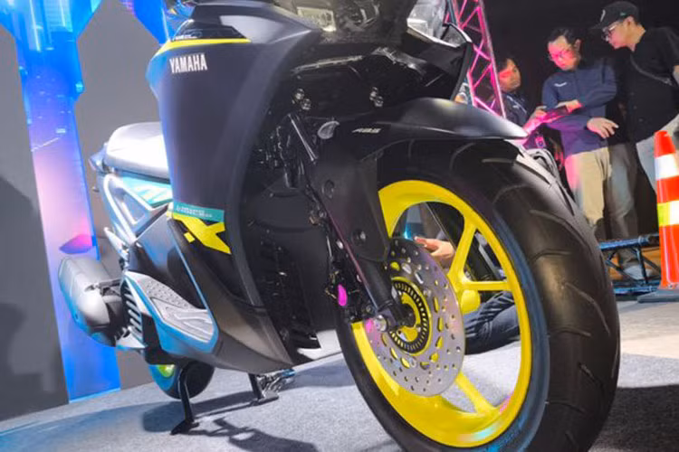 Ngoài việc được nâng cấp động cơ, Aerox Alpha phiên bản Turbo và Turbo Ultimate còn được trang bị Yamaha Electric CVT (YECVT) đem tới cảm giác lái "bốc" như NMAX Turbo. Hai phiên bản cao cấp này cũng sở hữu 2 chế độ lái có thể tùy chỉnh và Y-Shift đem tới những cảm giác lái tối ưu cho các điều kiện vận hành.
