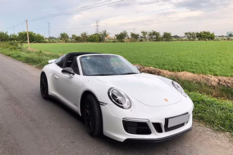 Riêng chiếc Porsche 911 Targa 4 GTS 2018 màu trắng ánh kim tropng baiof viết này có giá bán chính hãng lên đến 11,253 tỷ đồng do đi kèm tuỳ chọn cao cấp. Nó được xem là "của hiếm" hiện này tại thị trường Việt.