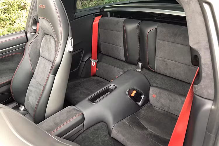 Hệ thống âm thanh vòm Burmester cao cấp trên chiếc Porsche 911 Targa 4 GTS đời 2018 đầu tiên tại Việt Nam có giá 253,2 triệu đồng. Cụm đồng hồ với màn hình phân giải cao 4.6 inch, mặt đồng hồ và đồng hồ đo vòng tua máy với logo GTS màu đen.