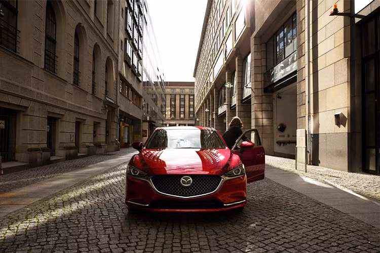 Đắt nhất trong dòng Mazda6 2018 tại Mỹ là bản Signature với giá khởi điểm 34.750 USD (khoảng 791 triệu đồng). Đương nhiên, bản Signature cũng được trang bị đầy đủ nhất với ghế bọc da Nappa, những chi tiết ốp gỗ, màn hình màu TFT 7 inch trong bảng điều khiển, camera 360 độ, gương chiếu hậu không khung và lưới tản nhiệt màu nòng súng.