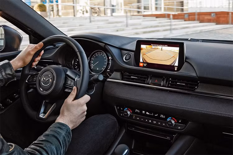Trong khi đó, Mazda6 2018 bản Touring có giá 25.700 USD (khoảng 585 triệu đồng) có đầy đủ những trang bị kể trên của bản Sport tiêu chuẩn và được bổ sung bộ vành 19 inch, ghế bọc giả da, ghế lái chỉnh điện 6 hướng, ghế trước sưởi, cửa sổ trời chỉnh điện cũng như hộp số tự động 6 cấp.