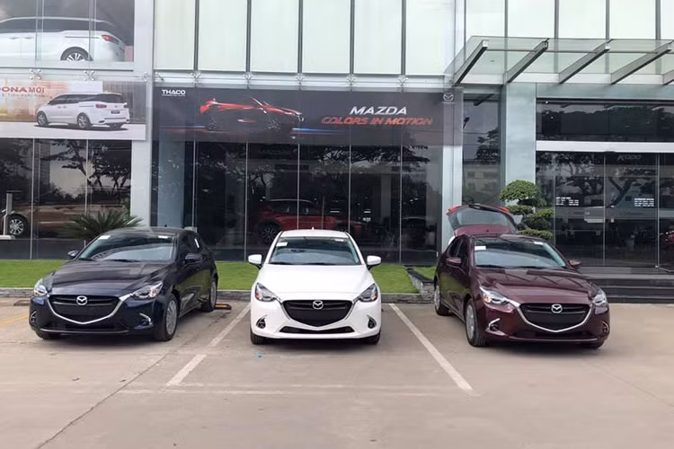 Mẫu xe cỡ B Mazda2 2018 đang rục rịch ra mắt thị trường Việt Nam dưới dạng xe nhập khẩu nguyên chiếc với mức thuế 0% từ thị trường ASEAN. Đến nay, những chiếc xe Mazda2 2018 mới nhập khẩu Thái Lan đầu tiên đã đặt chân đến Việt Nam, sẵn sàng cho ngày ra mắt chính thức. 