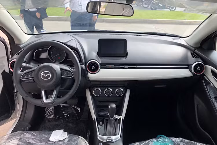 Bản tiêu chuẩn Mazda2 Sky và Maxx sẽ chỉ được trang bị ghế nỉ, hệ thống giải trí đơn giản với CD, không có màn hình Mazda Connet. Xe cũng sẽ không có đèn pha cũng như gạt mưa tự động, hệ thống âm thanh chỉ có 4 loa. Riêng phiên bản sedan Sky không có Smart Key và camera lùi.