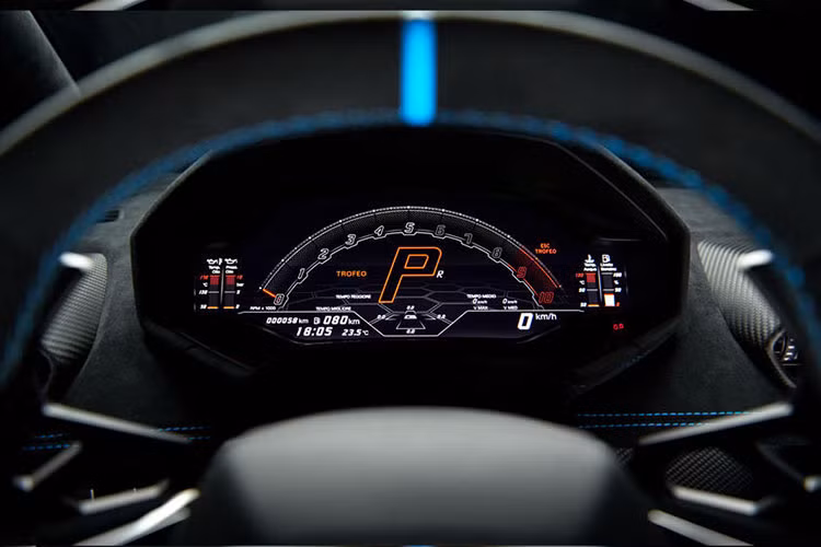 Dù không đưa ra con số chính xác bao nhiêu nhưng giới mê xe dự đoán, dòng siêu xe Lamborghini Huracan STO đang chịu thuế cao nên giá lăn bánh tại Việt Nam có thể trên 32 tỷ đồng. Trong khi đó, giá xe Lamborghini Huracan STO khởi điểm tại Trung Quốc chỉ 3,9 triệu nhân dân tệ (tương đương 13,8 tỷ đồng) hay từ 7 tỷ đến 9 tỷ đồng tại các thị trường Mỹ, Anh và Nhật Bản dù chưa có chi phí về thuế.