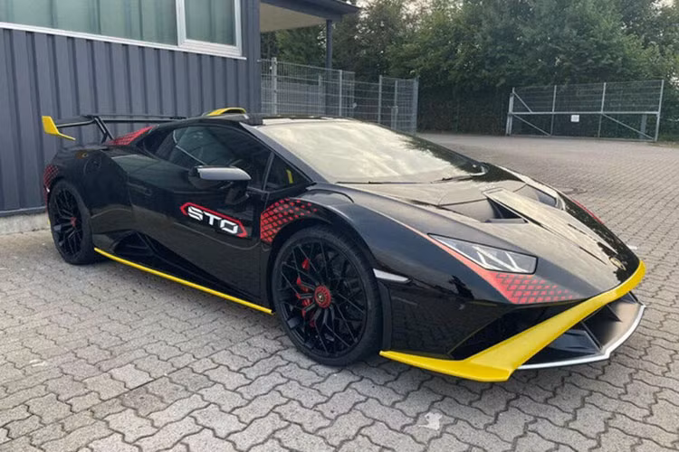 Mới đây, Minh Nhựa đã gây xôn xao khi hỏi giá chiếc siêu xe Lamborghini Huracan STO đời mới do một người hay bảo dưỡng các dòng siêu xe và xe siêu sang cũng như đảm nhận luôn việc nhập khẩu xe đắt tiền về nước đã thu hút không ít sự quan tâm của cộng đồng mạng cũng như giới mê xe ở dải đất hình chữ S.