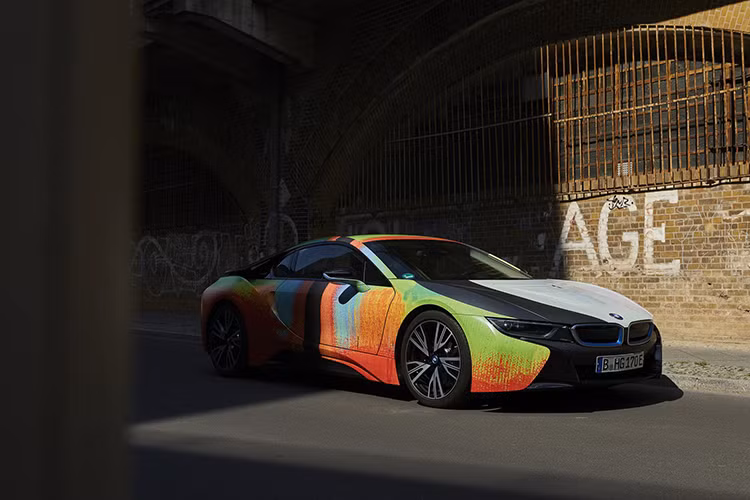 Đối với những chiếc xe nghệ thuật BMW chính thống được ủy quyền bởi nhà sản xuất, chúng đã bắt nguồn từ hồi năm 1975. Sản phẩm đầu tiên là một chiếc CSL 3.0 độ bởi Alexander Calder.