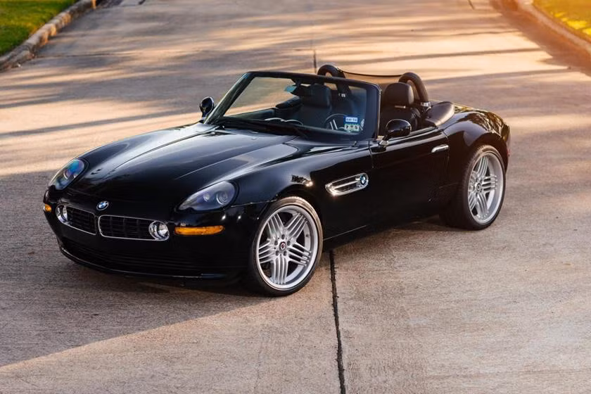 Hầu hết fan hâm mộ của BMW đều biết đến mẫu xe thể thao cực hiếm này, chỉ có 555 chiếc Z8 Alpina này được ra đời. Có 2 phiên bản động cơ trên Z8: V8 4.9L sử dụng hộp số sàn 6 cấp và động cơ V8 4.8L sử dụng hộp số tự động 6 cấp.