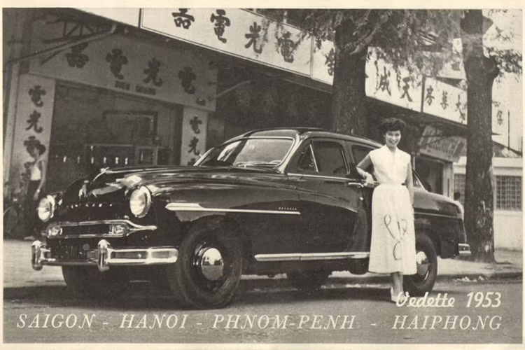 Mẫu quảng cáo cho xe Vedette đời 1953 này được lấy bối cảnh ở Chợ Lớn, Sài Gòn. Trong bức ảnh này có thể thấy phía sau chiếc xe là những hàng chữ của những người Việt gốc Hoa buôn bán tại đây.