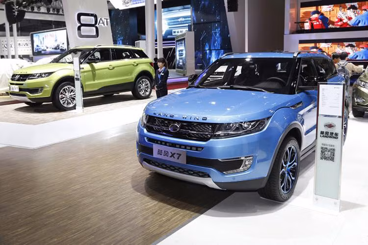 Landwind X7 là một trong những mẫu xe "nhái" được nhắc đến nhiều nhất trên các mặt báo nước ngoài thời gian qua, bởi nó nhái xe Range Rover Evoque. Tuy "sao chép" thiết kế của Range Rover Evoque nhưng Landwind X7 vẫn được bày bán công khai trên thị trường Trung Quốc trước sự bất lực của hãng xe đình đám Anh quốc, Land Rover và chắc chắn câu chuyện còn chưa đi đến hồi kết. 