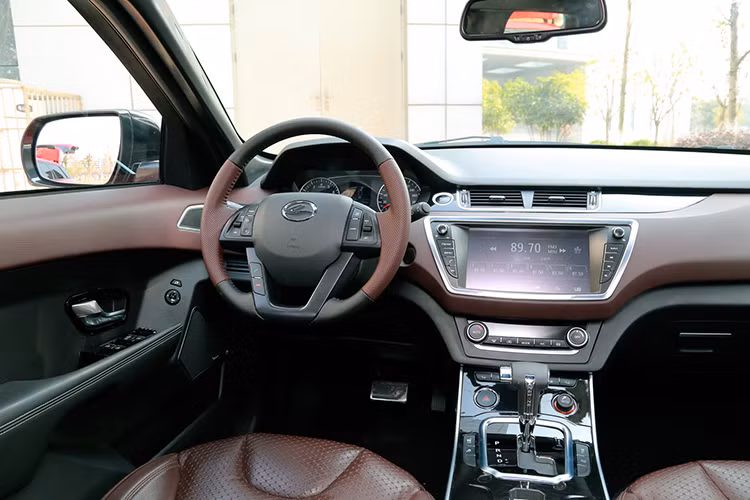 Bên trong Landwind X7 có nhiều chi tiết khá nổi bật với màn hình lớn cùng thiết kế rộng rãi. Xe sử dụng nội thất với da nâu, gỗ giả. Các nút bấm và lỗ thông hơi máy lạnh được bố trí khá giống Evoque của Land Rover.