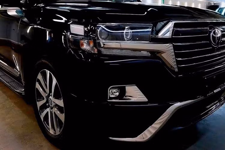 Phiên bản 2019 này vẫn được hãng xe ôtô Toyota sử dụng hệ thống khung gầm body-on-frame (thân đặt trên khung rời, phân biệt với loại khung xe nguyên khối monocoque với thân gầm sát xi rời). Ngoài ra, cụm đèn LED phía sau cũng cập nhật đồ họa mới, cá tính hơn so với trước đây.