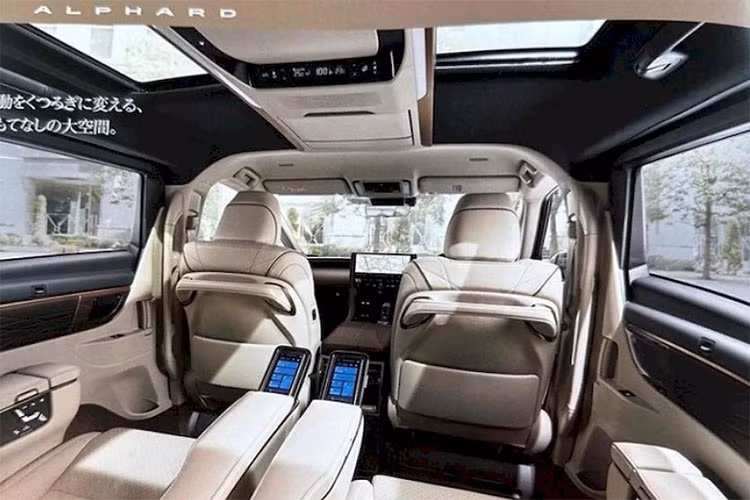 Toyota Alphard mới có không gian nội thất 3 hàng ghế với cách bố trí 2+2+3. Hàng ghế thứ hai được thiết kế theo kiểu thương gia với bệ tì tay ở giữa. Mỗi ghế đều có khả năng chỉnh điện, bệ đỡ chân điều chỉnh được, hệ thống sưởi/làm mát và màn hình cảm ứng tích hợp trên bệ tỳ tay có thể điều chỉnh được nhiều chức năng trên xe. 