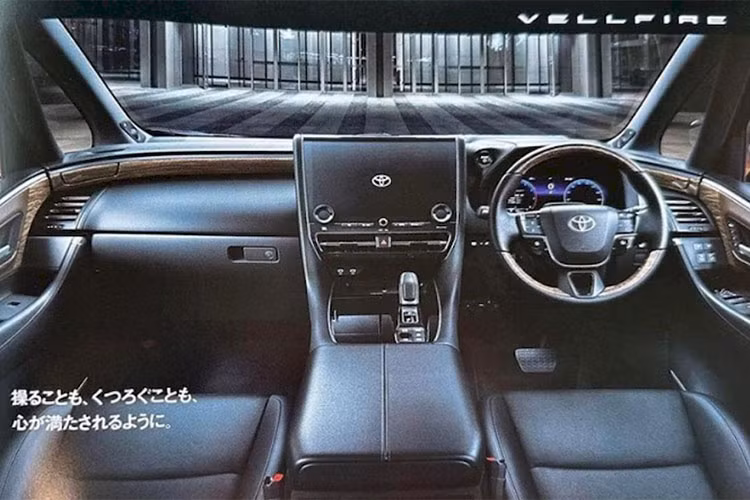 Kích thước cụ thể của Toyota Alphard thế hệ mới cũng đã được tiết lộ thông qua hình ảnh catalog bị rò rỉ. Theo đó, mẫu minivan này có chiều dài 4.940 mm, rộng 1.850 mm, cao 1.880 mm và chiều dài cơ sở 3.010 mm. So với thế hệ trước, xe ngắn hơn 5 mm, thấp hơn 15 mm nhưng chiều dài cơ sở tăng 10 mm