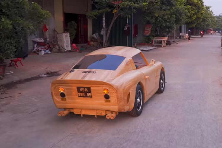 Vào hồi đầu tháng 8/2021 vừa qua, anh Đạo đã đăng video quay lại cảnh chế tác chiếc ôtô bằng gỗ với thiết kế giống siêu xe Ferrari GTO 250 lên kênh YouTube của mình. Được biết, anh Đạo và đội ngũ thợ của mình đã mất khoảng 70 ngày mới chế tạo xong chiếc Ferrari GTO 250 bằng gỗ này.