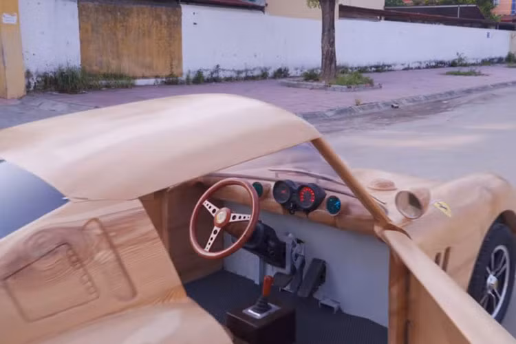 Giá xe Ferrari GTO 250 bằng gỗ không được tiết lộ hay rao bán, tuy nhiên với sự ấn tượng đặc biệt nó đã được anh Đạo đã đổi ngang để lấy một chiếc xe thật hạng sang mang thương hiệu Mercedes-Benz GLA.
