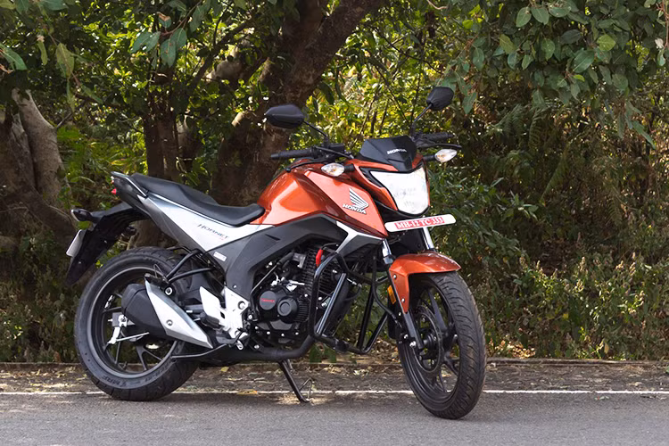 Hãng xe máy Honda vừa ra mắt phiên bản mới của dòng xe côn tay giá rẻ CB Hornet 160R tại thị trường Ấn Độ. Điểm nhấn của Honda CB Hornet 160R 2017 mới nằm ở loạt màu sơn mới là xanh dương Athletic Blue Metallic và đỏ Sports Red... Ngoài ra, các chi tiết không có nhiều thay đổi.