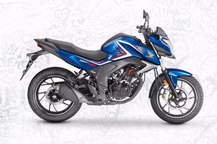 Tại thị trường Ấn Độ, Honda CB Hornet 160R 2017 có giá khởi điểm 82.095 Rupee (khoảng 28,8 triệu đồng) với bản tiêu chuẩn và 86.595 Rupee (khoảng 30,4 triệu đồng) với bản CBS. Tại Việt Nam, mẫu xe này cũng đã có phiên bản nhập khẩu từ các đại lý tư nhân không chính hãng với mức giá lên đến 80 triệu đồng.