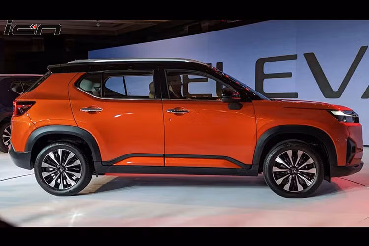Không chỉ có kích thước nổi bật trong phân khúc, mẫu xe SUV Honda Elevate 2023 còn sở hữu ngoại hình khá ấn tượng, đặc biệt là khu vực đầu xe. Tại đây, xe được trang bị lưới tản nhiệt cỡ lớn với thiết kế mắt lưới đa điểm sơn màu đen. Trên đỉnh lưới tản nhiệt là nẹp mạ crôm khá dày và kéo dài sang hai bên đèn pha.
