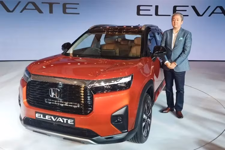 Honda đã chính thức trình làng mẫu SUV nhỏ gọn Elevate hoàn toàn mới. Xe sẽ được bán ra tại Ấn Độ trước tiên rồi đến các thị trường nước ngoài khác. Honda Elevate 2023 mới sẽ cạnh tranh với những chiếc SUV cỡ nhỏ bán chạy nhất như Hyundai Creta, Maruti Suzuki Grand Vitara, Kia Seltos, Skoda Kushaq, Volkswagen Taigun, MG Astor và Toyota Hyryder. 