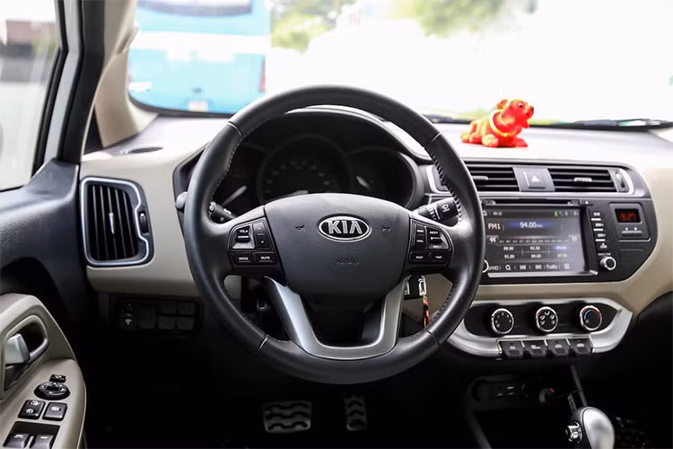 Tuy nhiên, tháng 11 này, với doanh số 0 xe bán ra đã đưa Kia Rio về thời kì "ăn mày dĩ vãng", nó là một trong số những mẫu xe doanh số thấp nhất. Mức giá hiện tại cho cả hai phiên bản AT và MT của mẫu xe này là 510 triệu đồng và 470 triệu đồng.